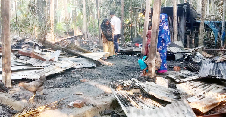 ফরিদগঞ্জের হর্ণিদুর্গাপুরে অগ্নিকাণ্ডে বসতঘর পুড়ে গেছে  