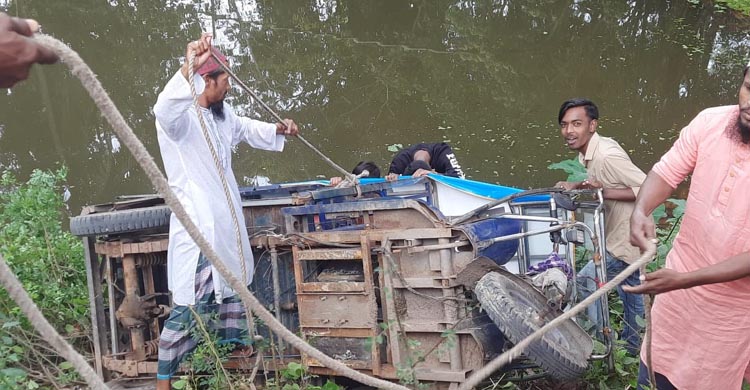 খেলার ছলে অটোবাইক পুকুরে       