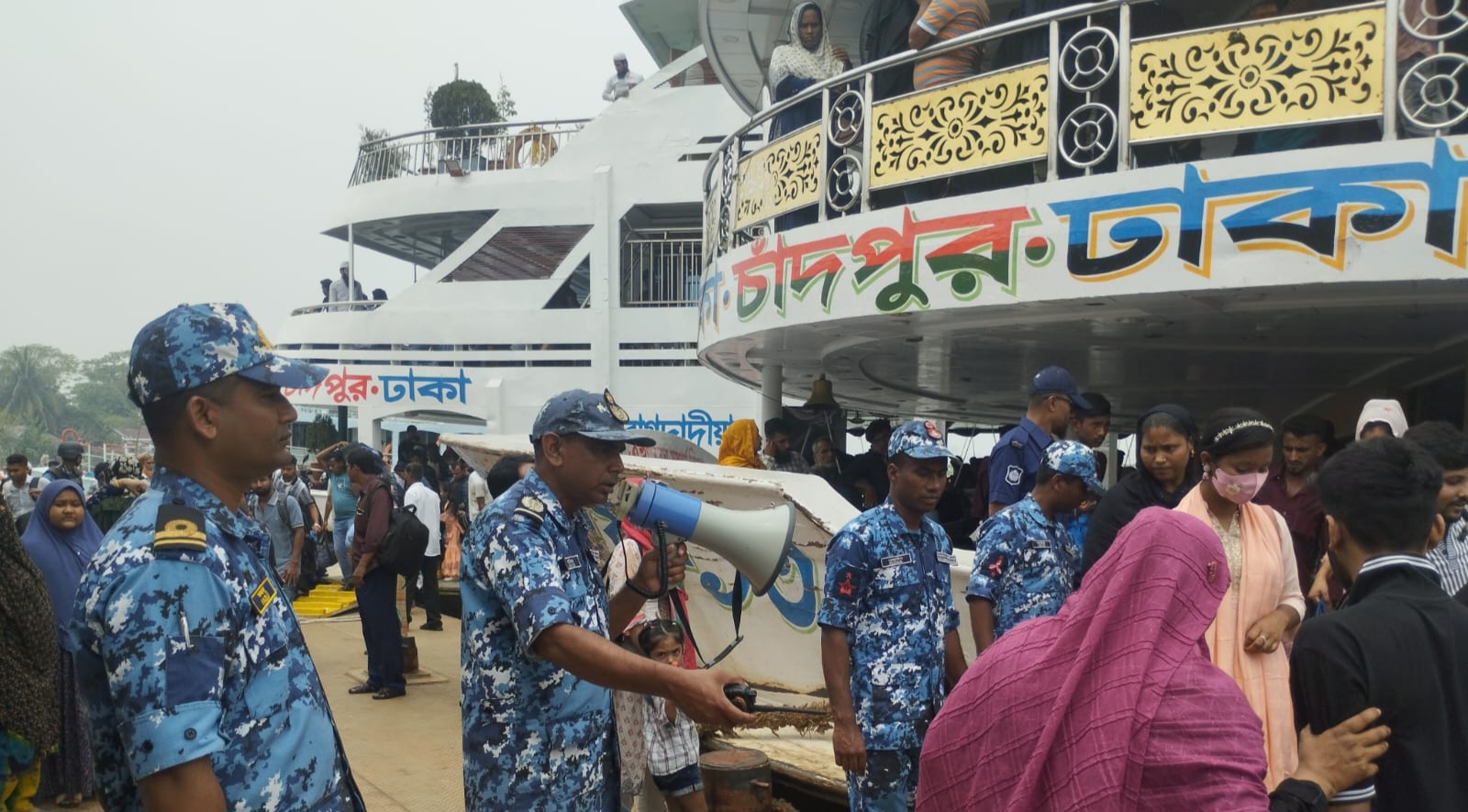 চাঁদপুরে ঈদযাত্রা নির্বিঘ্ন করতে মাঠে কাজ করছে পুলিশ, নৌপুলিশ ও কোস্টগার্ড