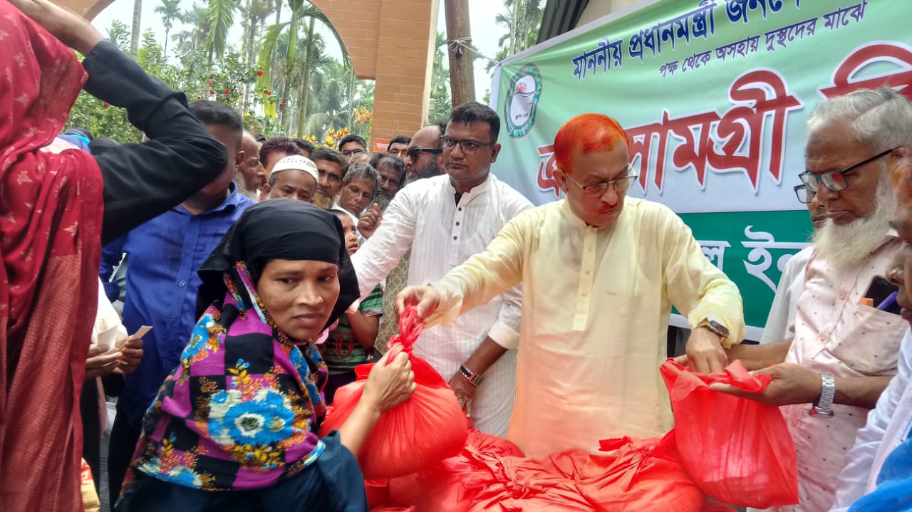 শেখ হাসিনার পক্ষ থেকে  দুলাল পাটওয়ারীর ঈদ সামগ্রী বিতরণ