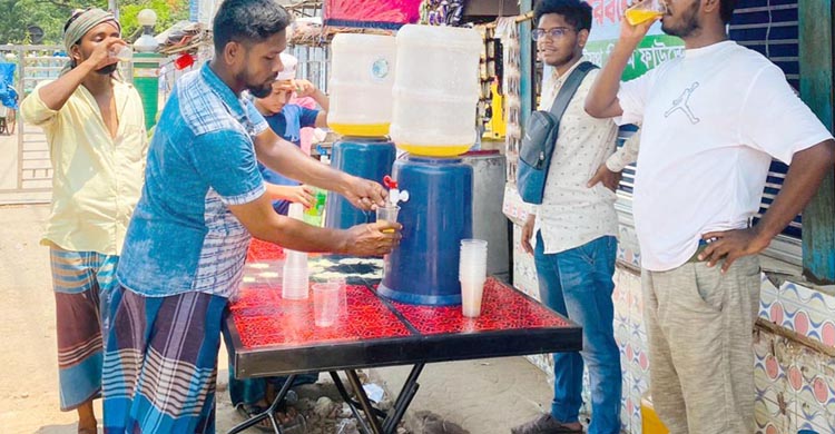 তিন সহস্রাধিক পথচারীকে ঠাণ্ডা শরবত খাওয়ালেন ইয়ুথ ফোরাম বাংলাদেশ ও ইয়ুথ রিদম ফাউন্ডেশন  