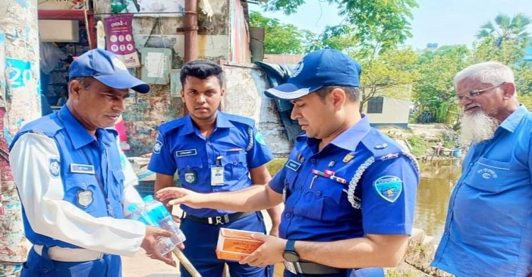 তীব্র তাপদাহে চাঁদপুর জেলা পুলিশের বিশুদ্ধ পানি ও খাবার স্যালাইন বিতরণ