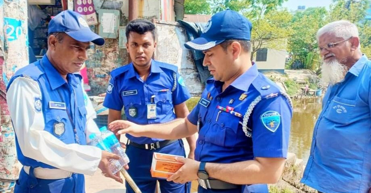 জেলা পুলিশের বিশুদ্ধ পানি ও খাবার স্যালাইন বিতরণ  