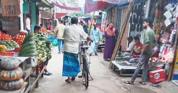 ইজারাদারের ইচ্ছেমতো ইজারা আদায় ॥ শেড থাকা সত্ত্বেও কাঁচাবাজার গলিতে  