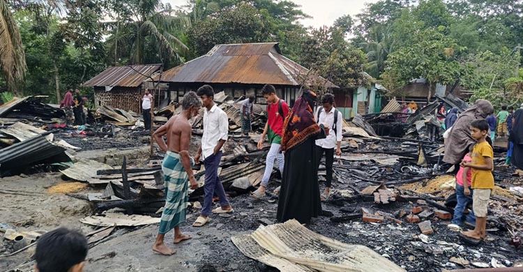 শাহরাস্তিতে ভয়াবহ অগ্নিকাণ্ডে ১৪টি বসতঘর পুড়ে গেছে ॥ আহত ৩  