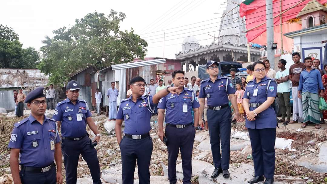 ‘রেমালে’ বিধ্বস্ত চাঁদপুর শহর রক্ষাবাঁধ পরিদর্শনে পুলিশ সুপার  