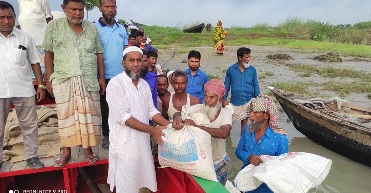 রাজরাজেশ্বরে জেলেদের মাঝে জাটকা রক্ষার চাল বিতরণ 