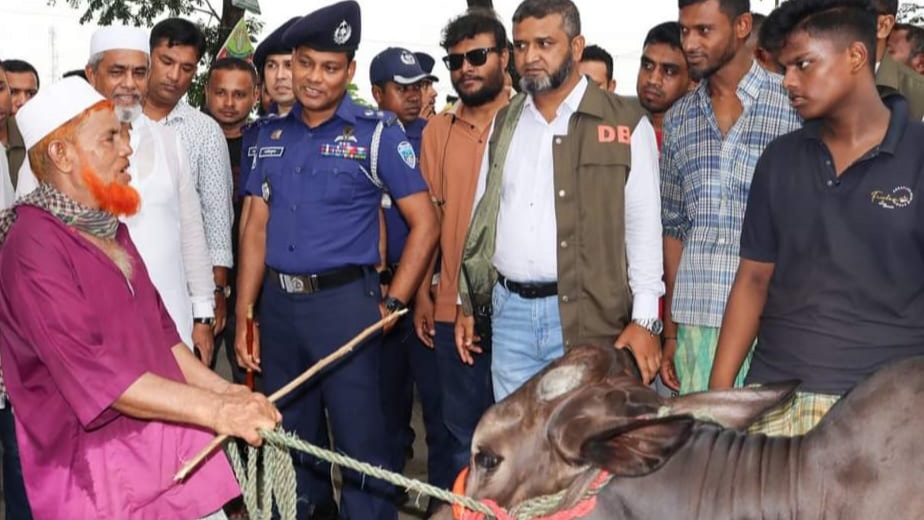 কোরবানির বিভিন্ন পশুর হাট পরিদর্শনে পুলিশ সুপার