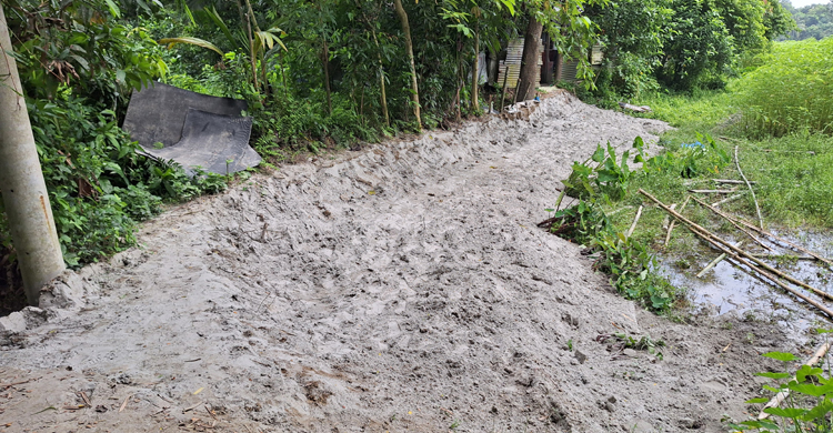 হাজীগঞ্জে সরকারি সম্পত্তি রক্ষার্থে যুবক আহত