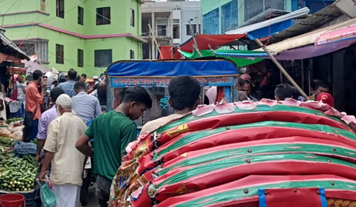 বাবুরহাট বাজারে ফুটপাত ভাড়া দিয়ে টাকা আদায়  