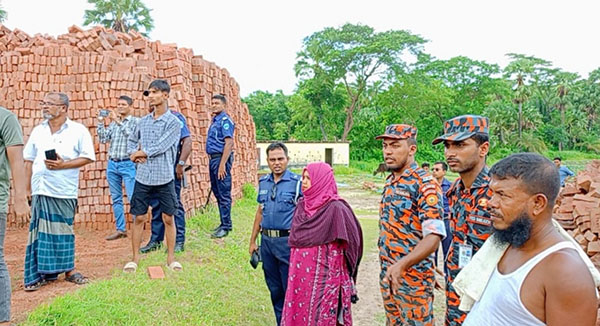 ফরিদগঞ্জে অবৈধ ইটভাটায় পরিবেশ অধিদপ্তরের অভিযান, জরিমানা ও ভাংচুর  