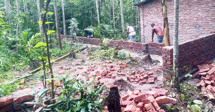 ফরিদগঞ্জে আদালতের নিষেধাজ্ঞা অমান্য করায় আটক ১  