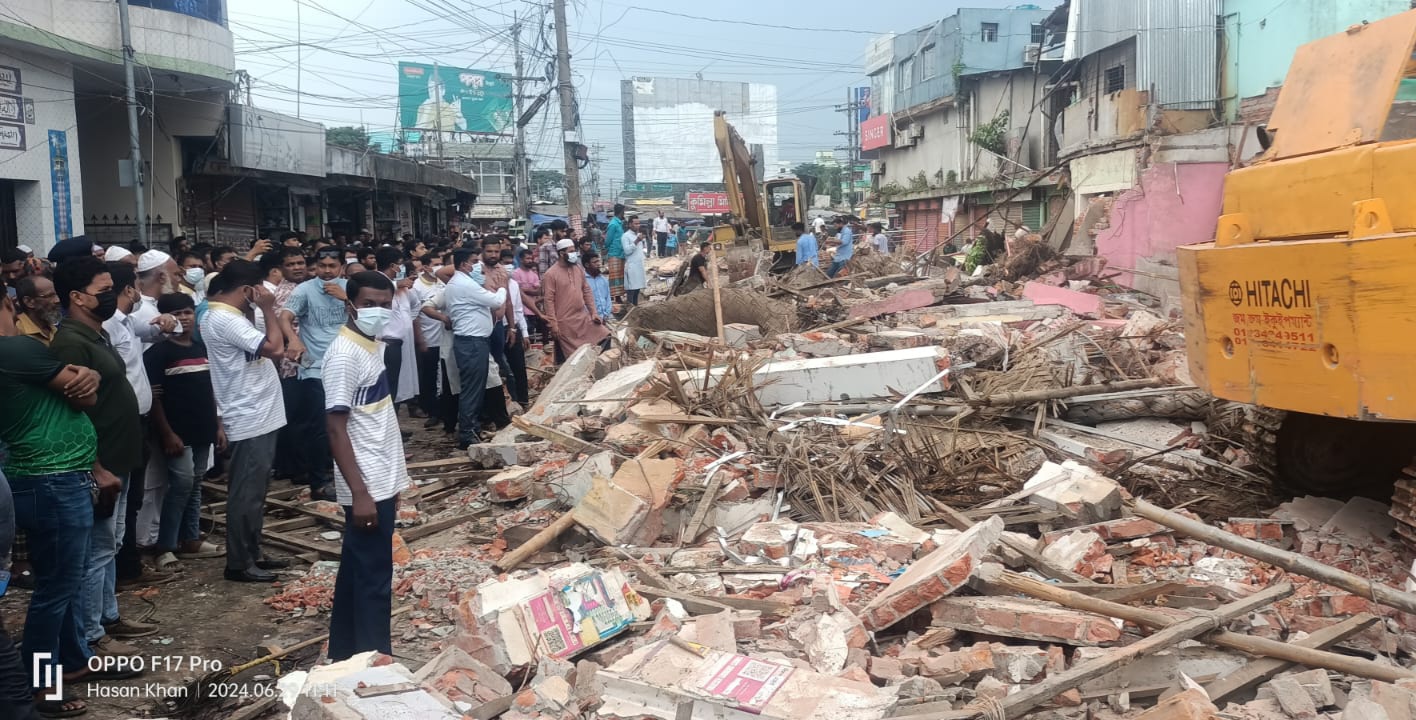 চাঁদপুর শহরতলীর বাবুরহাটে জেলা পরিষদের সম্পত্তি উদ্ধারে অভিযান