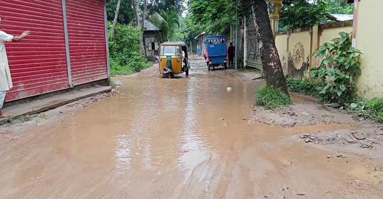 সারপাড় অংশের রাস্তা যেন মরণফাঁদ  