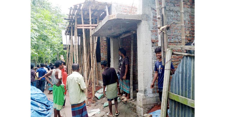 শাহরাস্তিতে রাস্তা দখল করে ভবন নির্মাণের অভিযোগ  