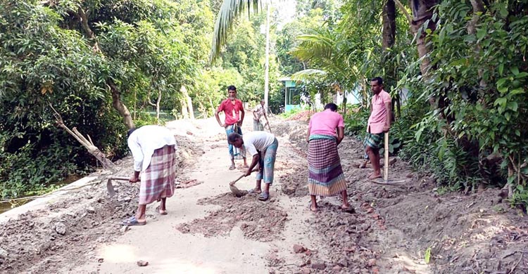 সেই রাবিশ রেখেই চলছে সড়ক নির্মাণ কাজ  