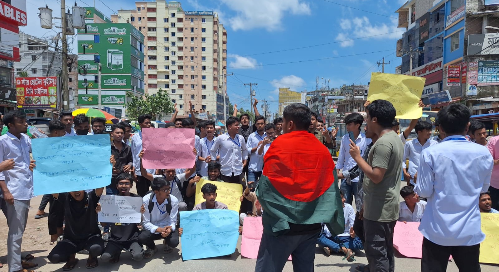 কোটা সংস্কারের দাবিতে হাজীগঞ্জে  অবস্থান কর্মসূচি ও মিছিল