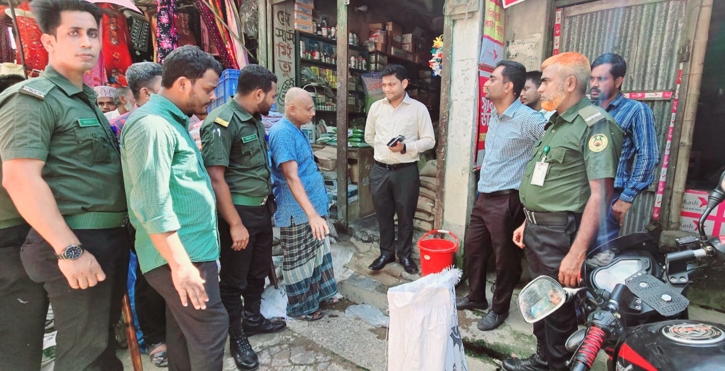 নিষিদ্ধ কার্বোফুরান ও ভেজাল সার রাখায় ফরিদগঞ্জে ভ্রাম্যমাণ আদালতের জরিমানা