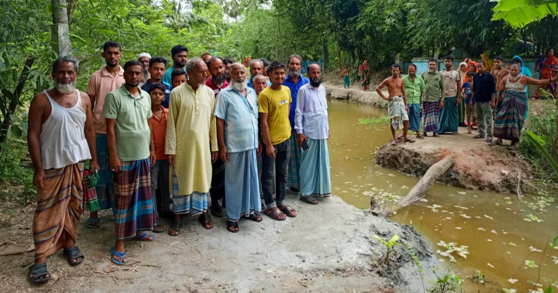 মতলবে জনসাধারণ ও যানবাহন চলাচলের  রাস্তা কেটে প্রতিবন্ধকতা