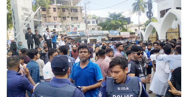 কোটা সংস্কার আন্দোলন : চাঁদপুরেও ছাত্র বিক্ষোভ ॥ মুখোমুখি শিক্ষার্থী-ছাত্রলীগ  