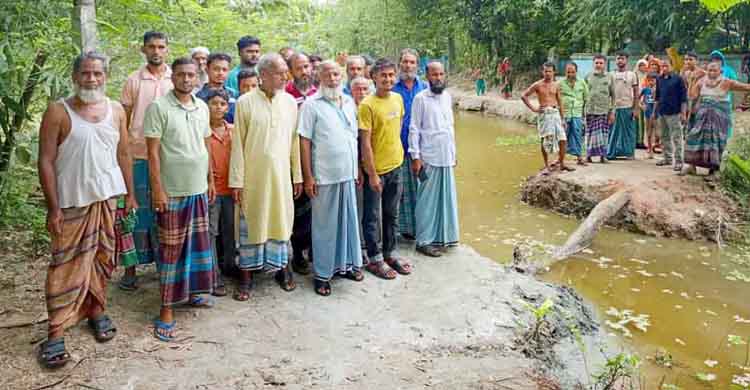 মতলবে চলাচলের রাস্তা কেটেছে দুর্বৃত্তরা  