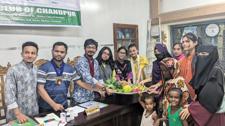 একটি পরিবারের সাথে চাঁদপুর রোটার‌্যাক্ট ক্লাবের ফল উৎসব     