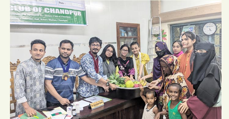 একটি পরিবারের সাথে চাঁদপুর রোটার‌্যাক্ট ক্লাবের ফল উৎসব