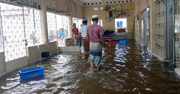 রেকর্ড বৃষ্টিতে চাঁদপুরে ভয়াবহ জলাবদ্ধতা    