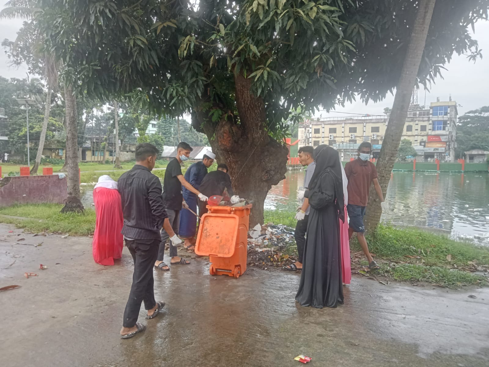 শিক্ষার্থীরা ফরিদগঞ্জ শহর পরিষ্কার করলেন