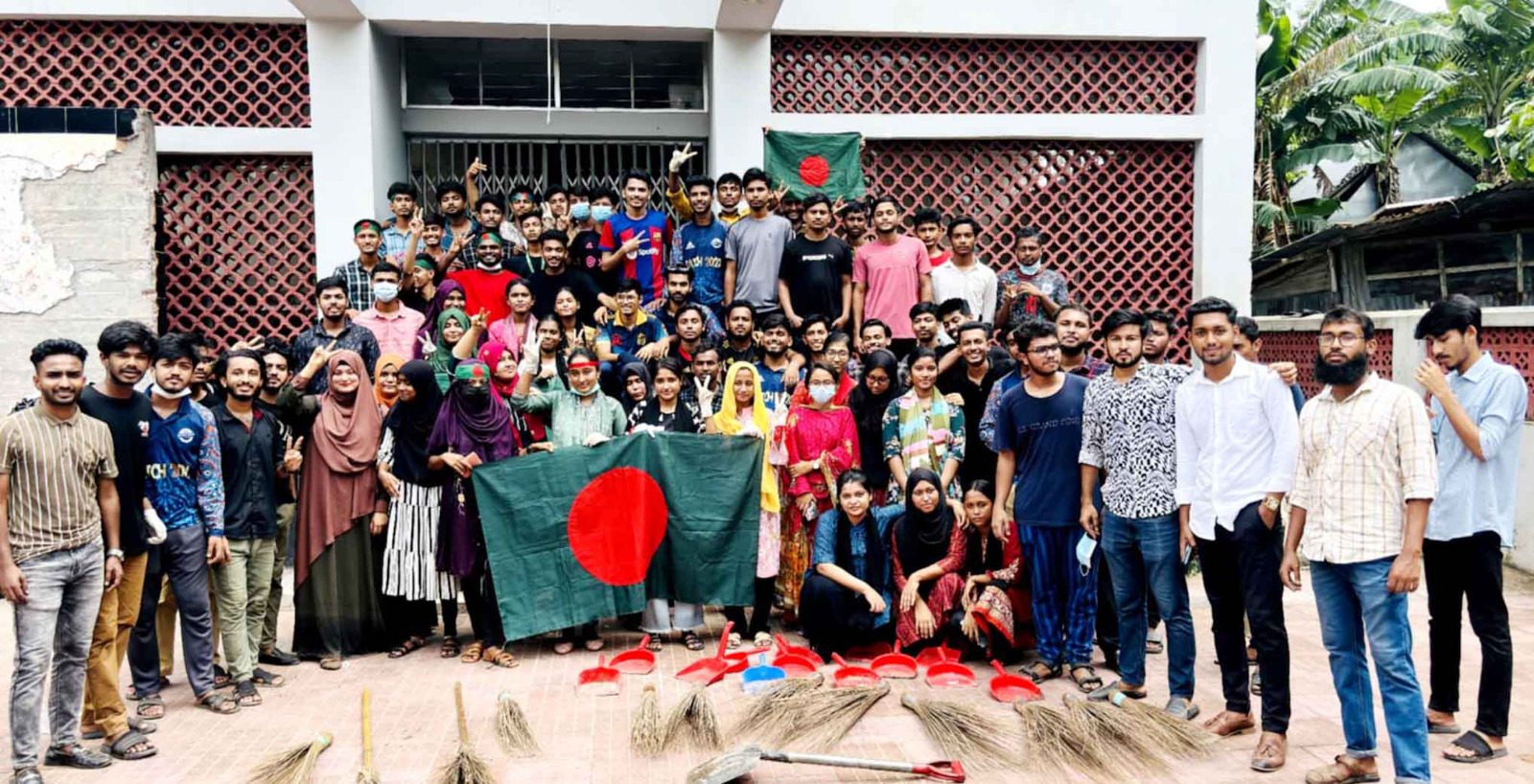 মতলবে শিক্ষার্থীদের সমন্বয়ে পরিস্কার-পরিচ্ছন্নতা অভিযান