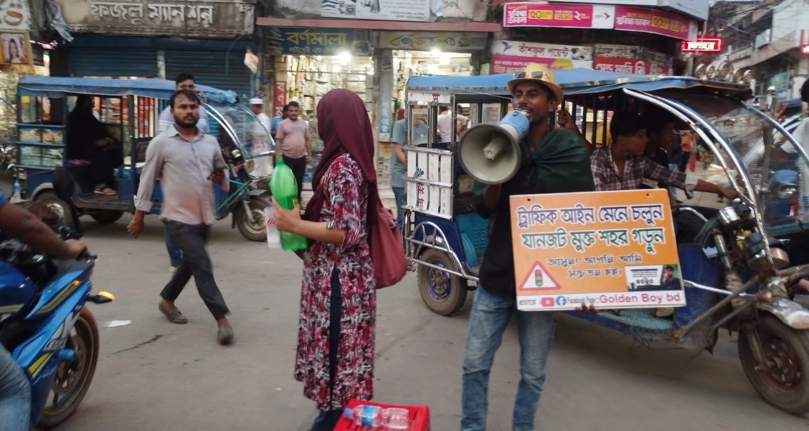 চাঁদপুরে সড়কে ট্রাফিক নিয়ন্ত্রণ করছেন শিক্ষার্থীরা