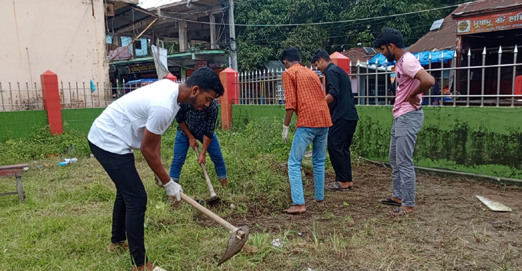 শহীদ মিনার ও মুক্তিযোদ্ধা কমপ্লেক্সে পরিচ্ছন্নতার কাজ করলো ফরিদগঞ্জের শিক্ষার্থীরা  