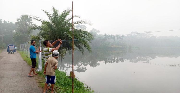 মাছ শিকারের জন্যে জাল-প্রস্তুতি  