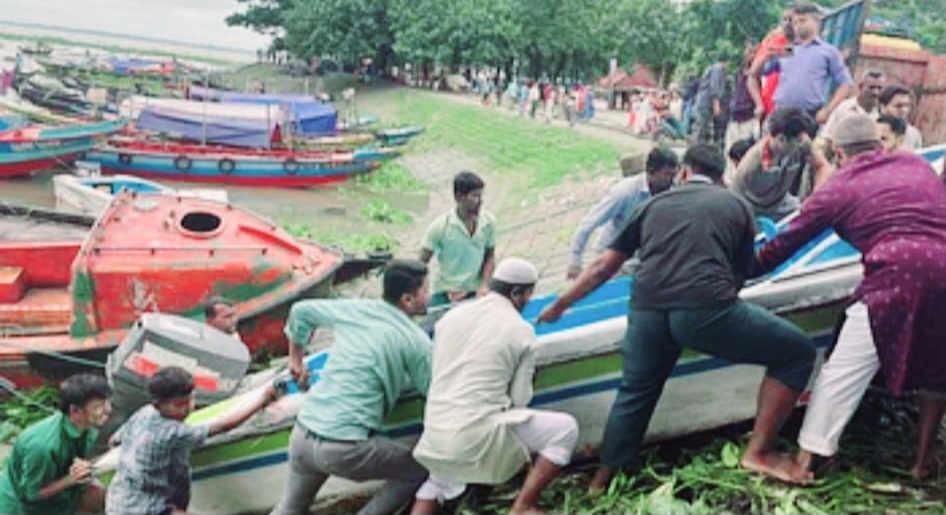 ফেনীতে বন্যার্তদের উদ্ধারে চাঁদপুর থেকে ১৭টি স্পীডবোট নিয়ে গেছে শিক্ষার্থীরা