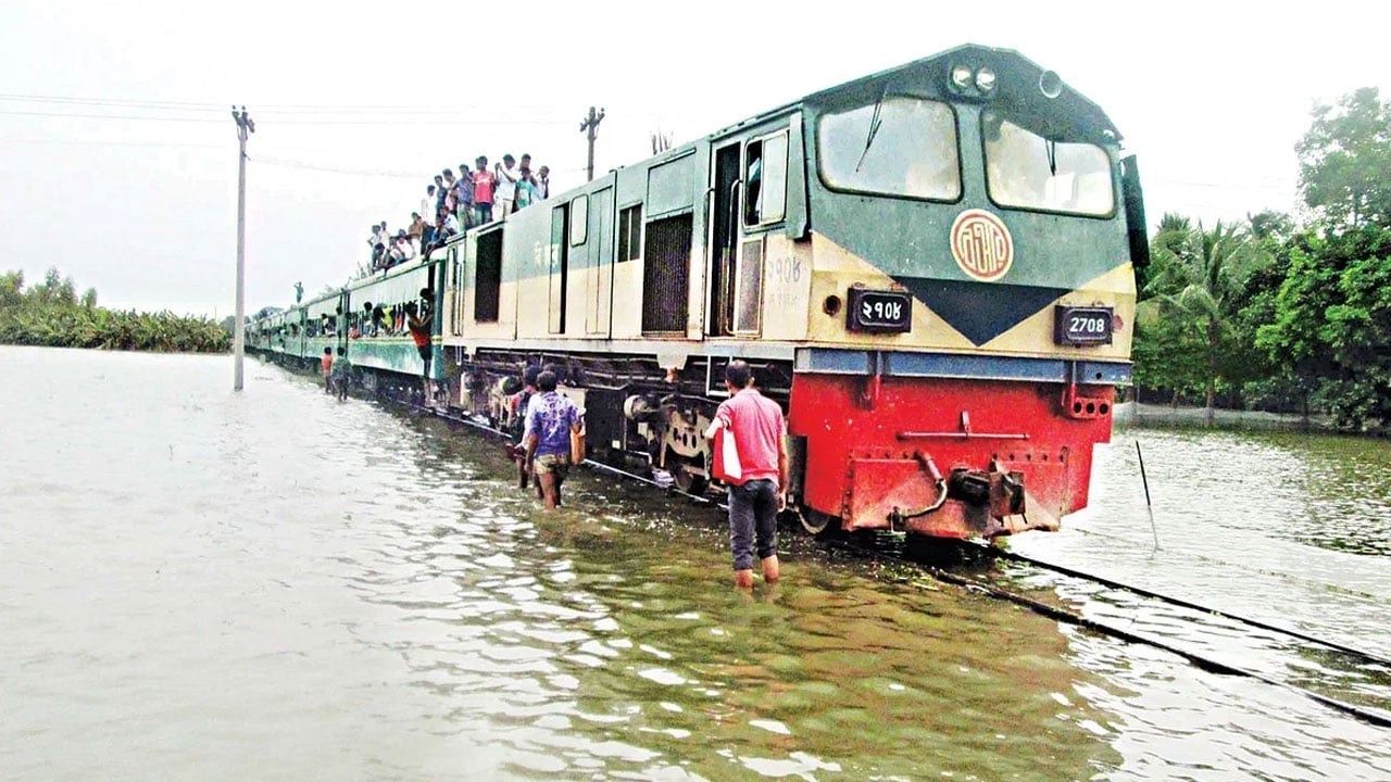 বন্যার কারণে চট্টগ্রাম থেকে চাঁদপুরগামী ট্রেন চলাচল বন্ধ