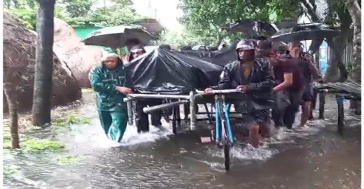 বন্যায় দুর্ভোগ : পারিবারিক কবরস্থানে দাফন হয়নি যুবকের মরদেহ 