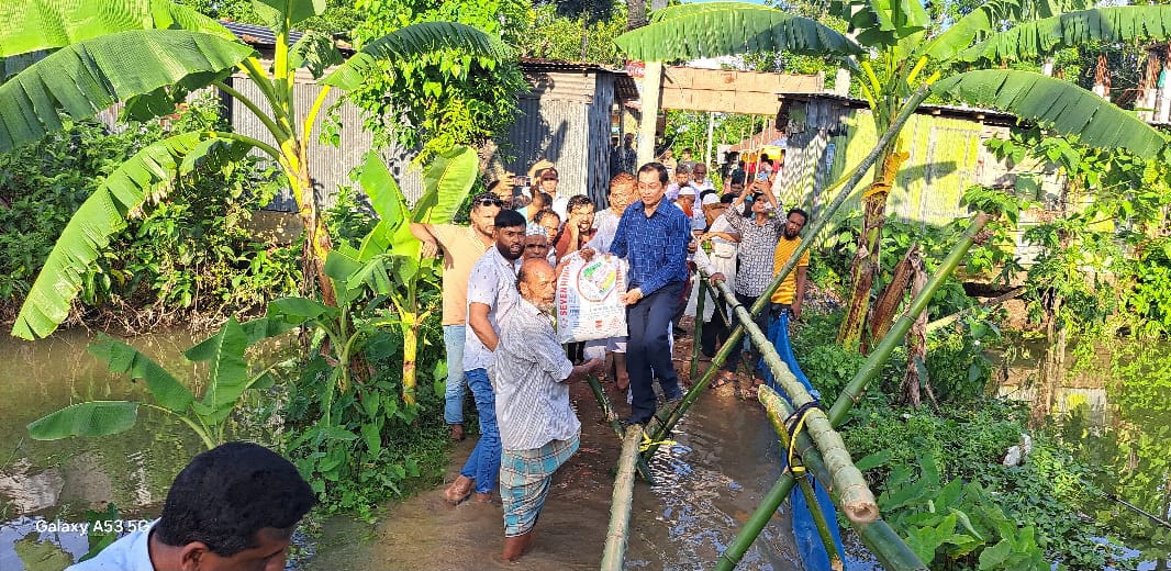 ফরিদগঞ্জের সাবেক এমপি লাযন হারুনের ত্রাণ বিতরণ