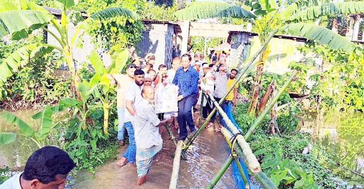 ফরিদগঞ্জে সাবেক এমপি লায়ন হারুনের ত্রাণ বিতরণ  