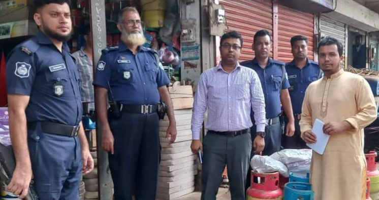 শাহরাস্তিতে গ্যাস সিলিন্ডারের দাম নিয়ন্ত্রণে রাখতে অভিযান ২৯ হাজার টাকা জরিমানা