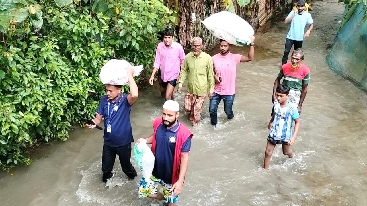 পানিবন্দি মানুষের মাঝে প্রভাতের ত্রাণ সামগ্রী বিতরণ