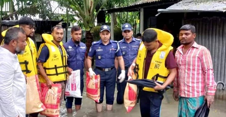 চাঁদপুর জেলা পুলিশের বন্যা-সচেতনতামূলক কার্যক্রম ও ত্রাণ তৎপরতা  