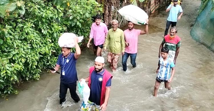 নোয়াখালী, ফরিদগঞ্জ ও লক্ষ্মীপুরে পানিবন্দী মানুষের মাঝে প্রভাতের ত্রাণ সামগ্রী বিতরণ 