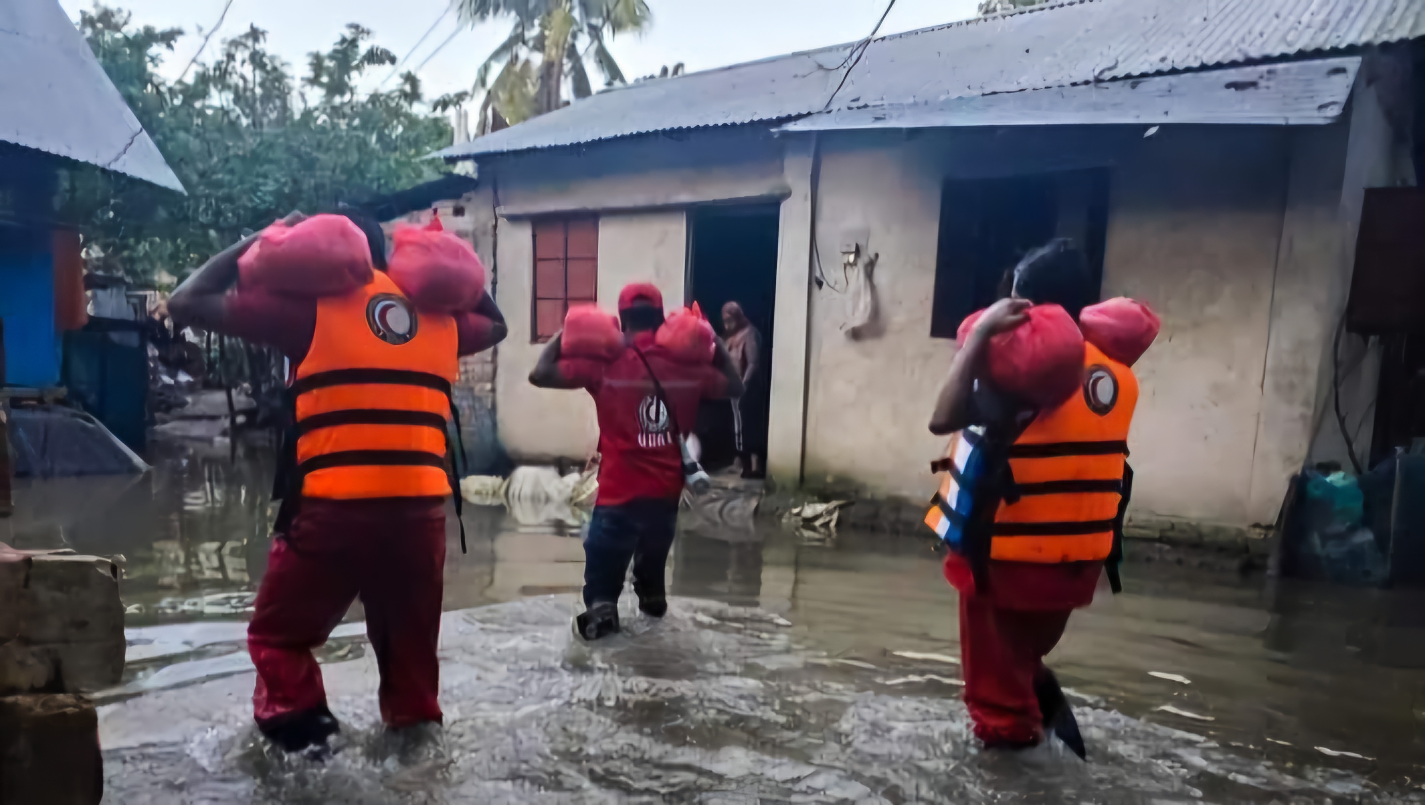 চাঁদপুরে পানিবন্দী মানুষের মাঝে ত্রাণ সহায়তা পৌঁছে দিচ্ছে রেড ক্রিসেন্টের স্বেচ্ছাসেবীরা