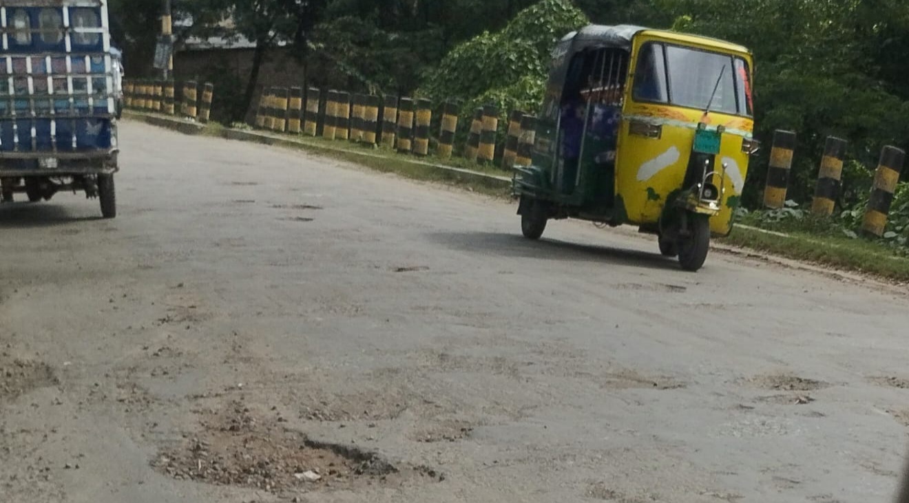 নতুনবাজার-পুরাণবাজার ব্রিজে গর্ত দুর্ঘটনার আশঙ্কা