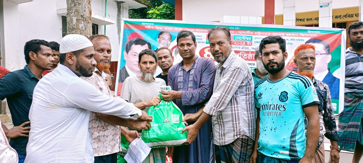 ফরিদগঞ্জের বালিথুবায় লায়ন হারুনের আর্থিক সহযোগিতায় বন্যার্তদের সহায়তা প্রদান