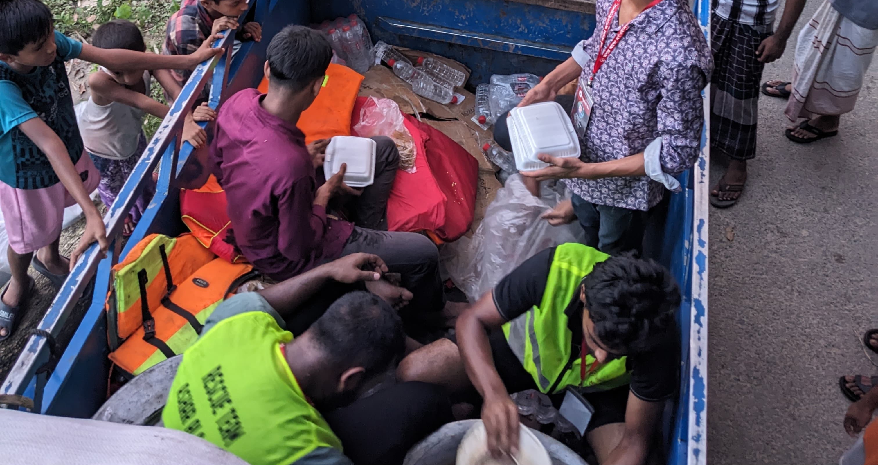 বন্যার্তদের মাঝে আশার আলো অর্গানাইজেশনের তৃতীয় পর্যায়ে খাদ্য বিতরণ