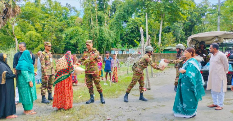 হাইমচরে বন্যা দুর্গতদের মাঝে ত্রাণ নিয়ে সেনাবাহিনী