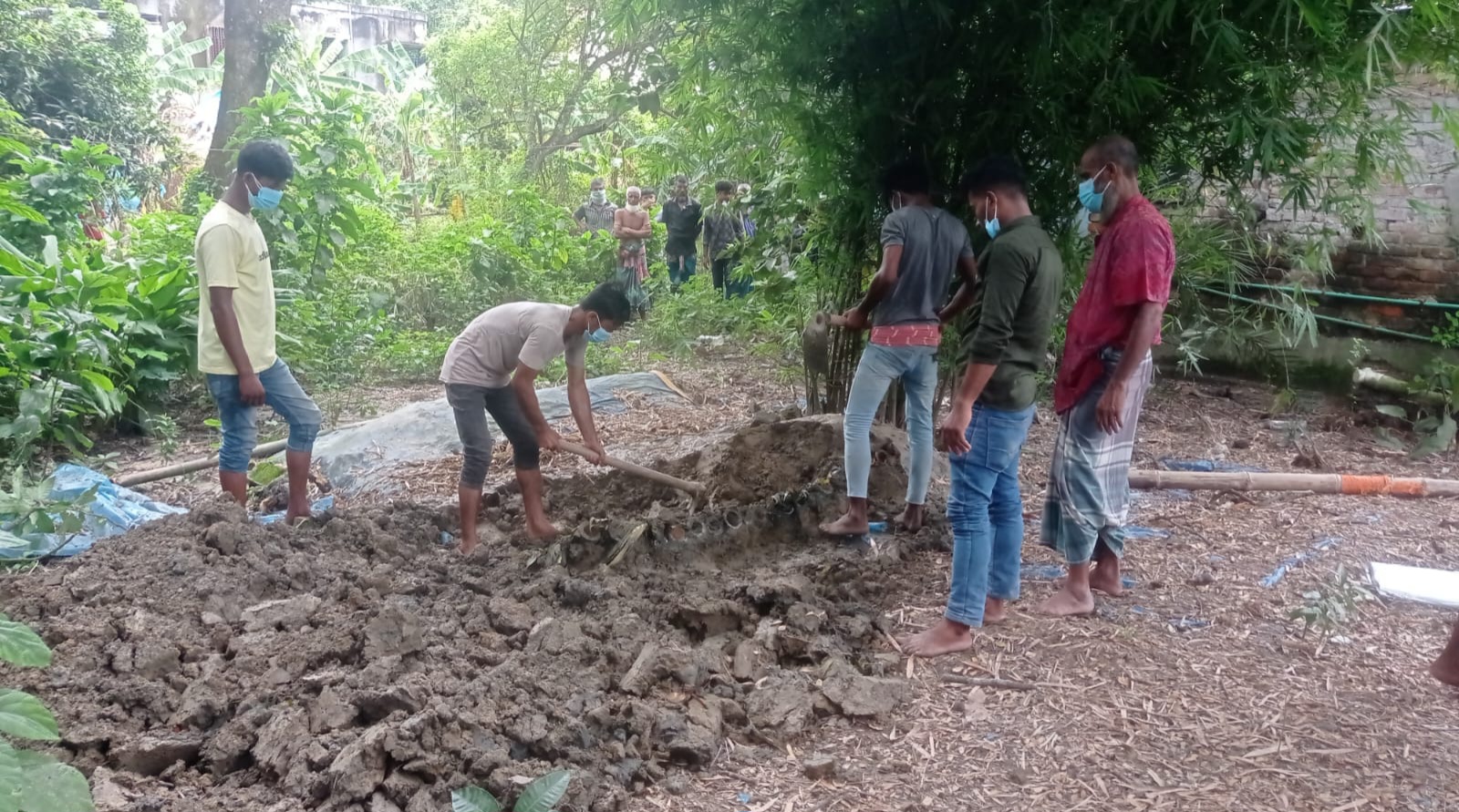 হাজীগঞ্জে ছাত্র অন্দোলনে নিহত আজাদ সরকারের লাশ উত্তোলন