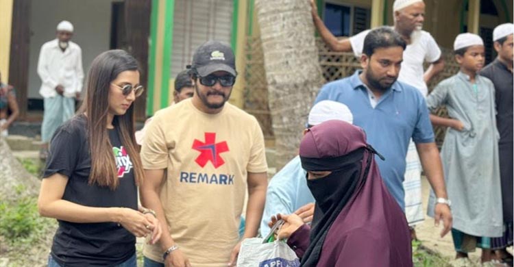 চাঁদপুরে বন্যার্তদের মাঝে উপহার বিতরণ করে গেছেন নায়ক ইমন ও নায়িকা মিম  