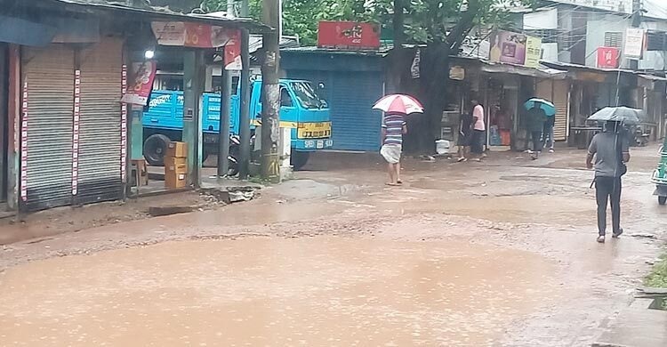 বৃষ্টিতে জনজীবন স্থবির 